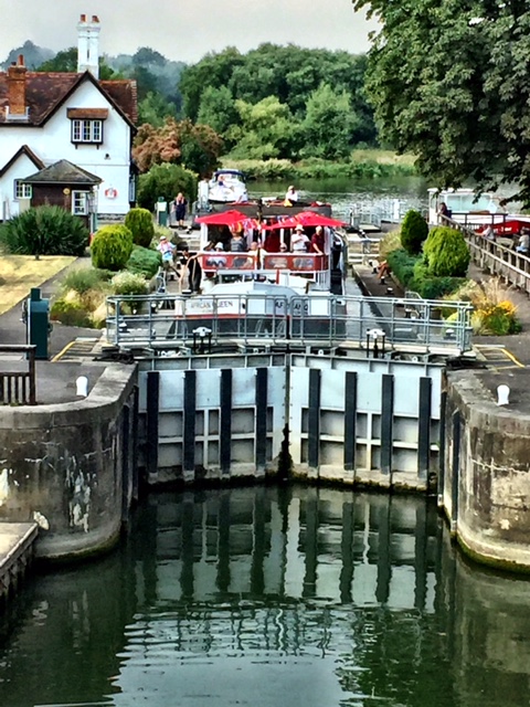 Goring day trip locks seen in Gorig.