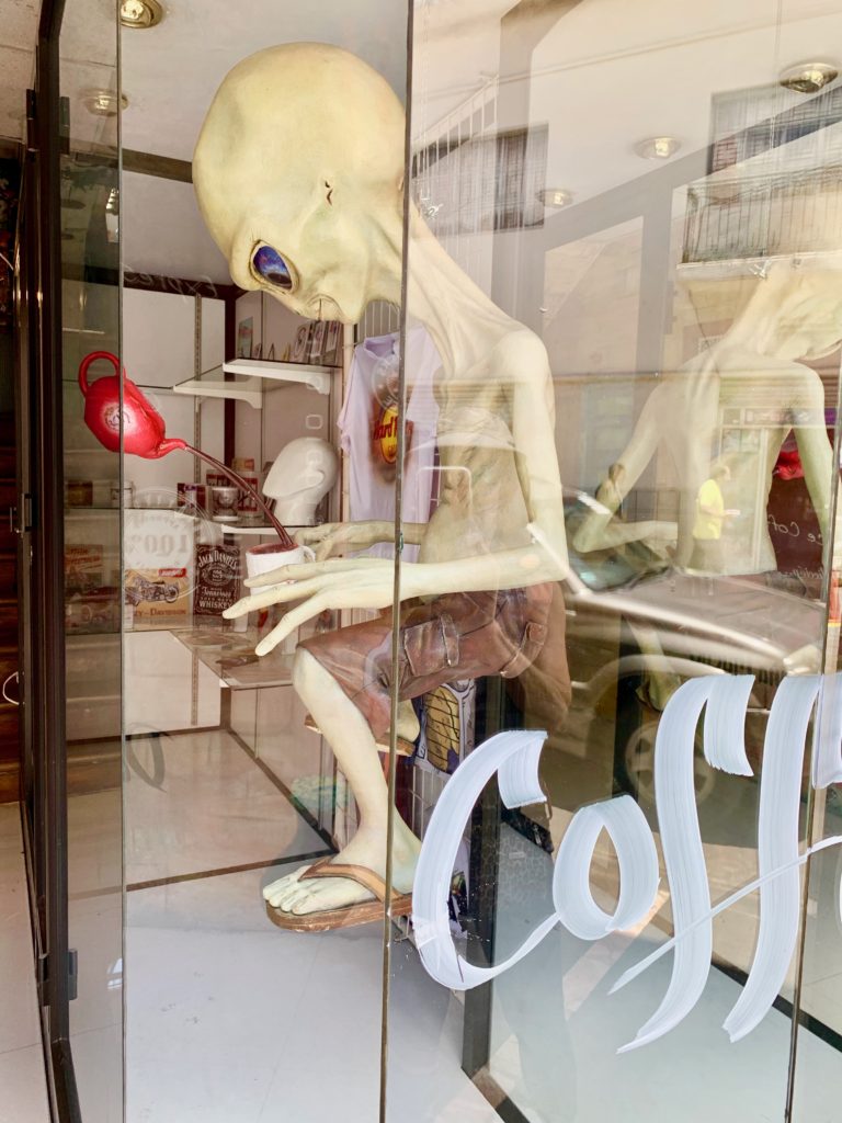 ET in a restaurant window in Cuenca