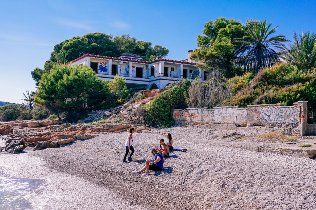 An example of guest hosting. People together on the beach.