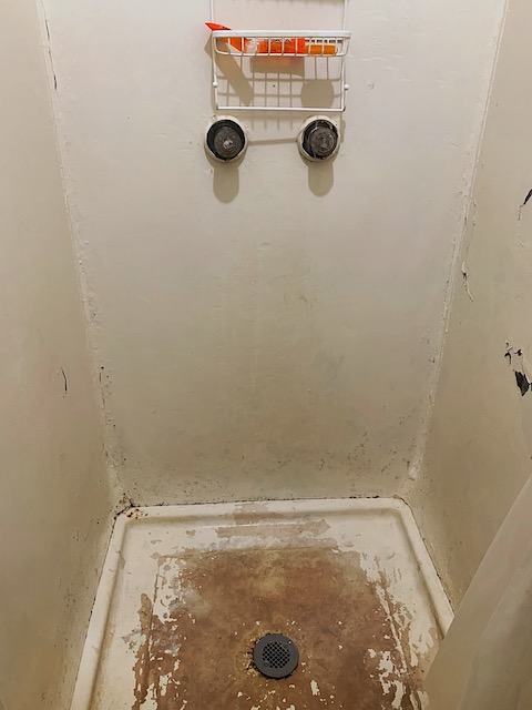 Shower floor in Iliahi Cabin in Koke'e